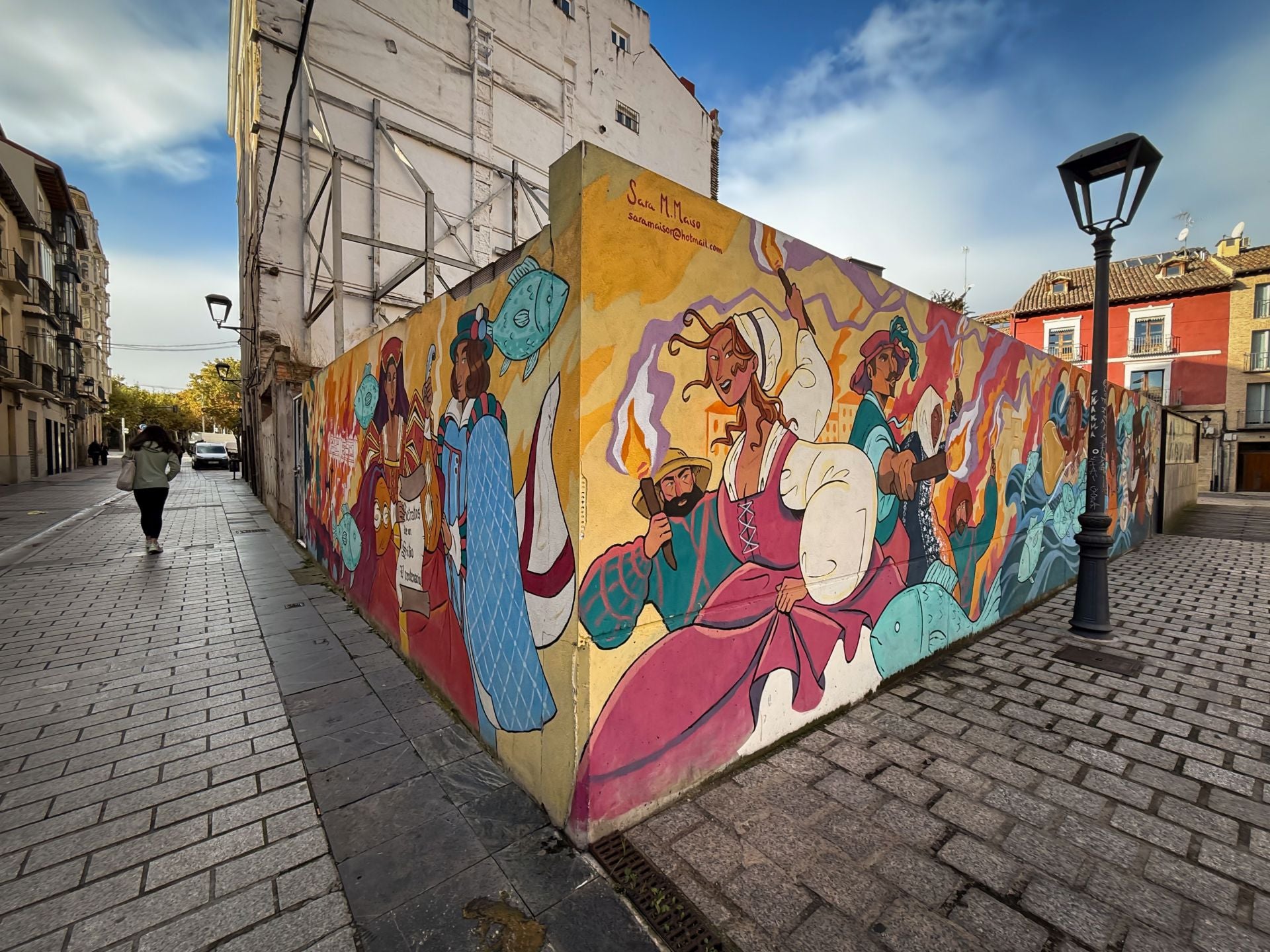 Sara Martínez Maiso firmó en 2022 uno de los tres murales incluidos dentro de una iniciativa municipal para fomentar la creación entre los jóvenes artistas logroñeses, en este caso evocando el sitio de Logroño (junto a 'The Stroke' y la ludoteca La Cucaña en Primero de Mayo). 